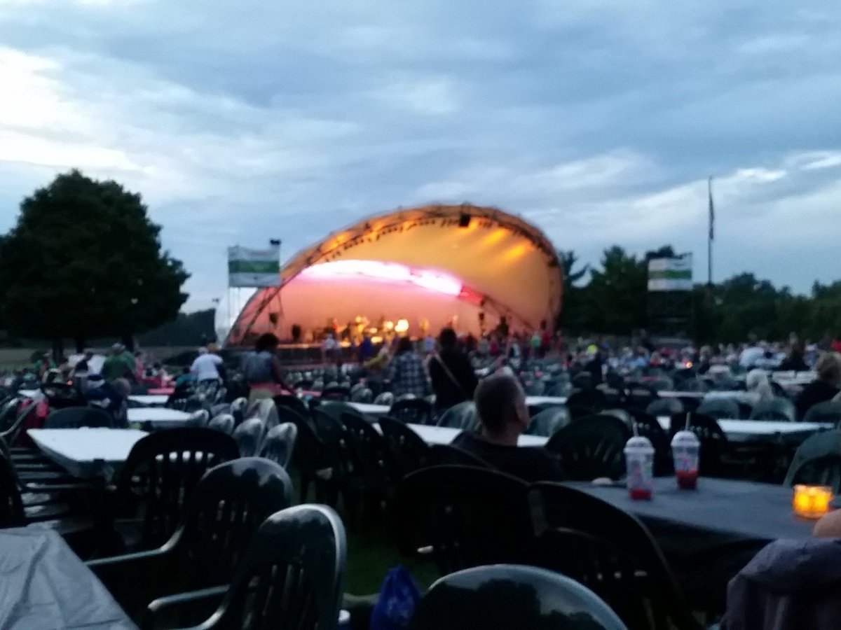 Roxy9892's tweet photo. Who's Bad concert with Officeworks https://t.co/jLmCfQ0npa