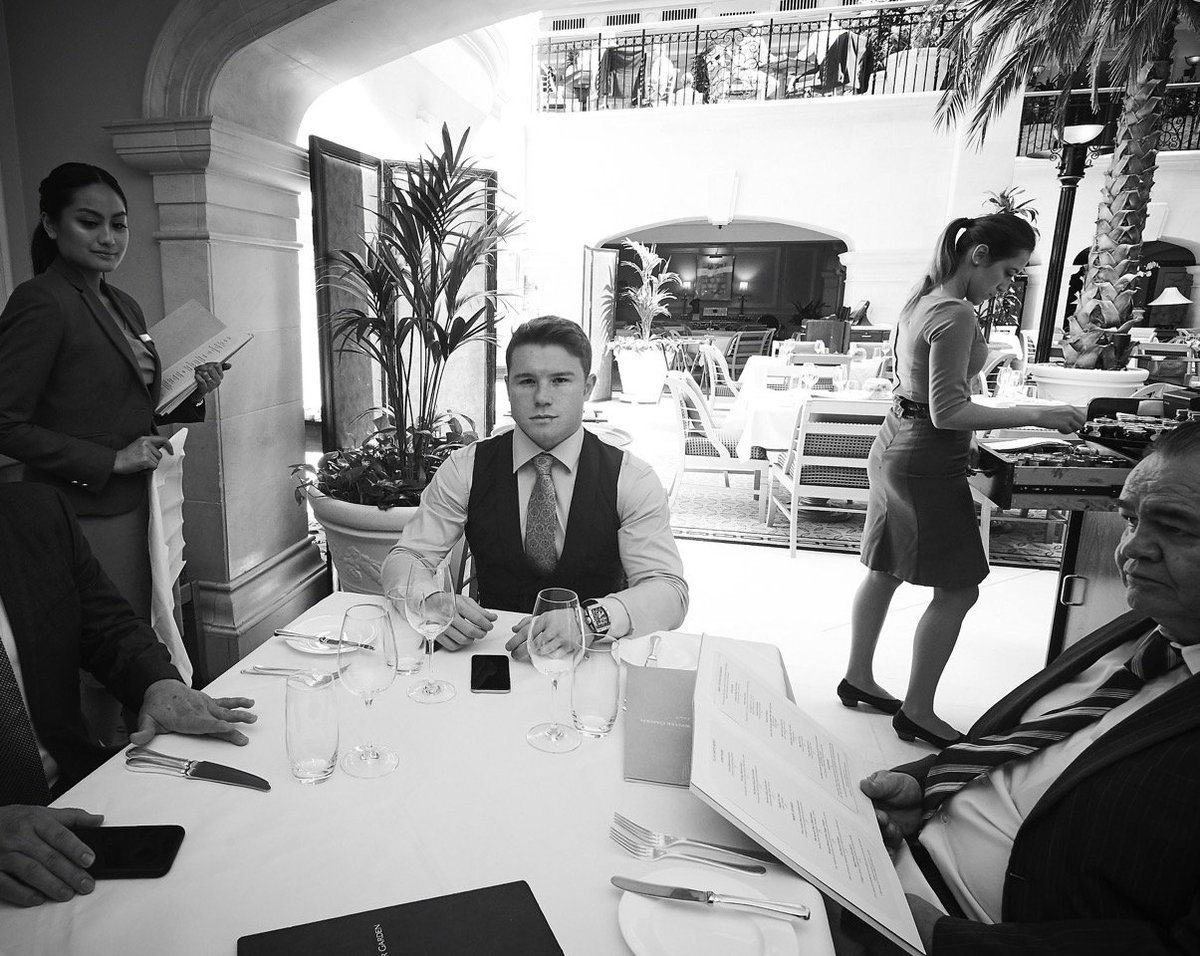 Canelo's tweet photo. Para entrenar como un leon.. tienes que comer como un leon 😀 #MiEra https://t.co/4i7OAYdxKQ