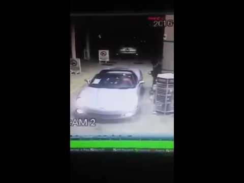 VIDEO: Asalto con violencia roban vehiculo en Gasolinera. liadiz1. ow.ly/8ZGl303CWoW