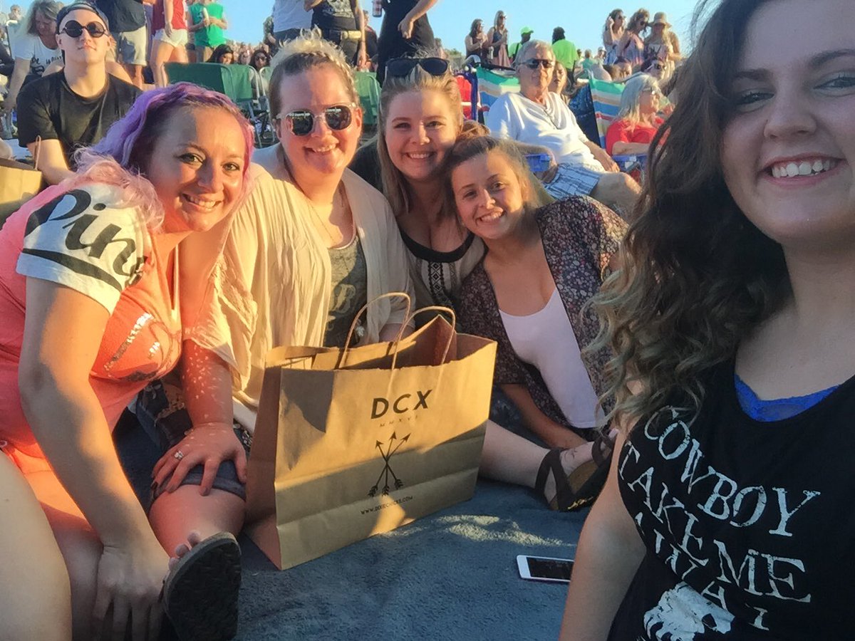 hunniebeez1980's tweet photo. Zoe's first concert last night at @KMClivenation @dixiechicks #DCXIndy she loved every second! https://t.co/DLEGKk3KnN
