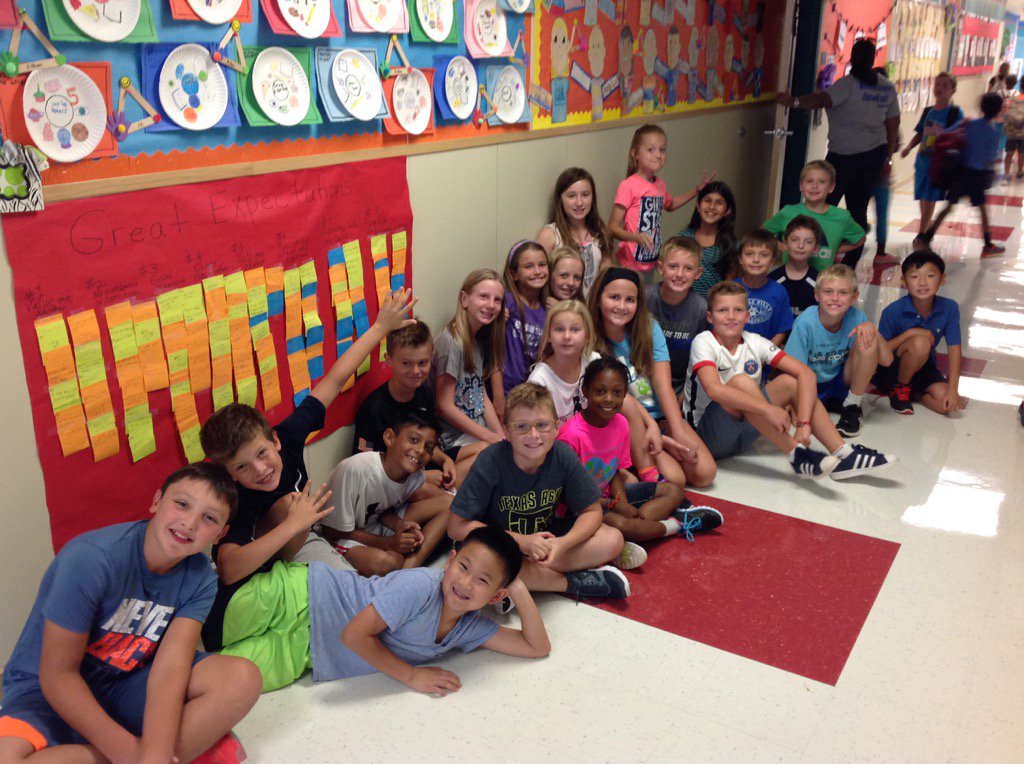 mrshowell4thche's tweet photo. Great 1st week of school with my class!! https://t.co/bo2tZUvK5S