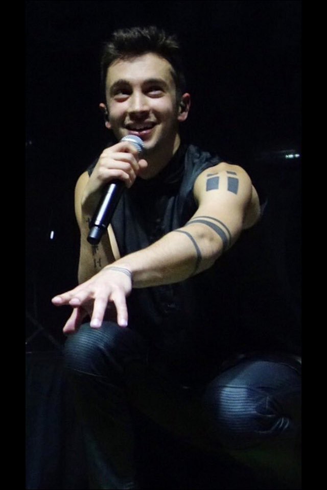YOUFORlA's tweet photo. THIS IS HOW TYLER SHOULD ALWAYS LOOK AT SHOWS RT IF YOU AGREE https://t.co/Tiyaeex0w5
