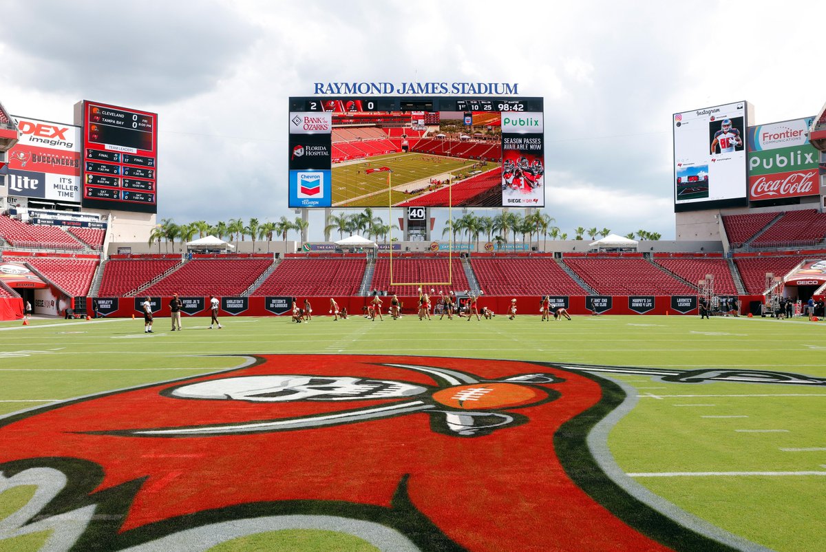 Use #SiegetheDay to share your tailgating, stadium & #CLEvsTB 📷 with us and you could see them on the new HD boards! https://t.co/gkCBYIvAEH