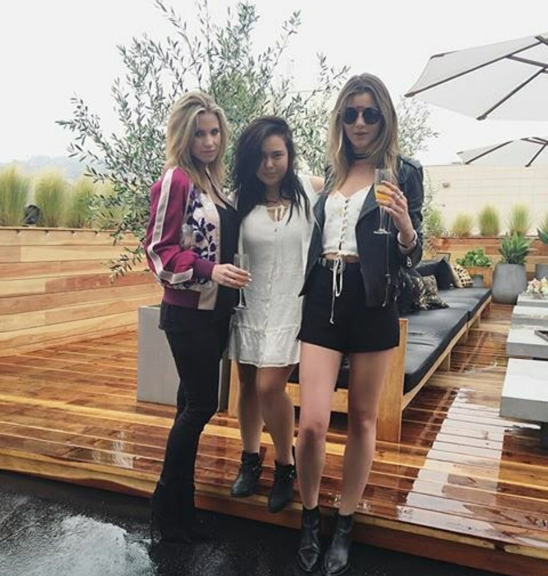 Calder_Brasil's tweet photo. Foto nunca vista por mim da Eleanor e da Megan. Essa foto pode ser do ano passado, no começo do ano https://t.co/FLYUykVDuJ