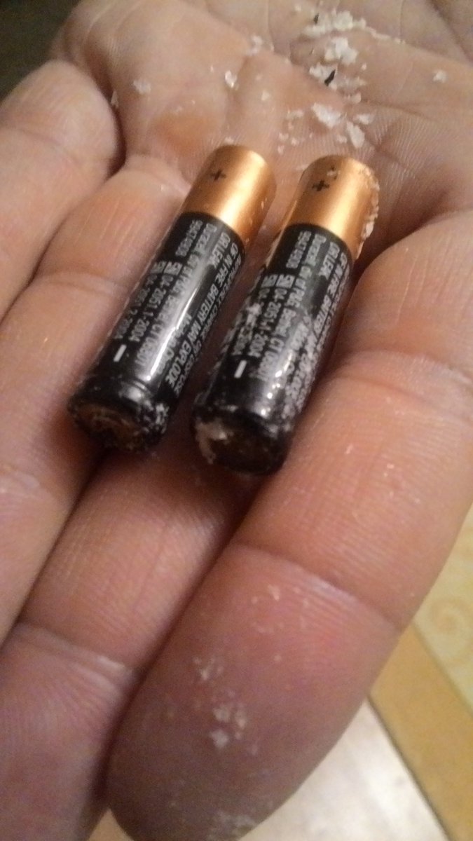 Ahmeta_'s tweet photo. @Duracell quality?? durability?? https://t.co/qlJEITiNkx
