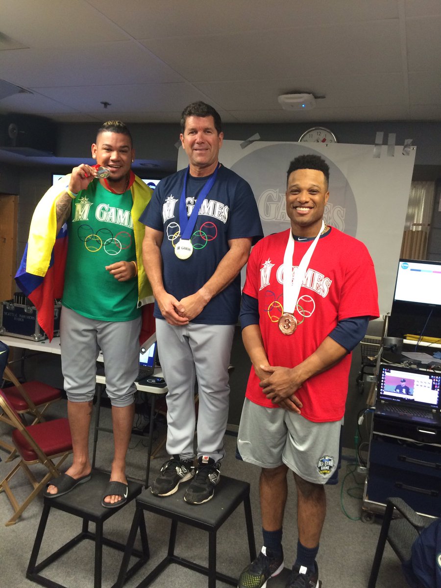 MarinersGames's tweet image. At the podium for the M's Games:
@11EdgarMartinez- Gold
@RealKingFelix - Silver
@RobinsonCano - Bronze

#PoolTourney
