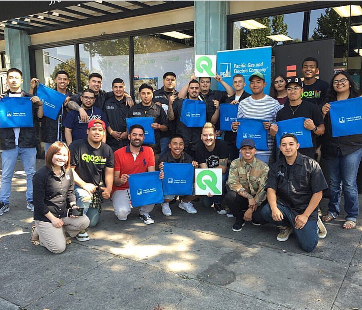 Jordan_Paradox's tweet photo. Giving back FREE CUTS to the kids of #SanJose alongside @UrbanBarberUBC. 🙏🏼💈🙏🏾 

Shout out to @Q102SF &amp; #PGE 🤘🏽 https://t.co/oODEuIsGaw