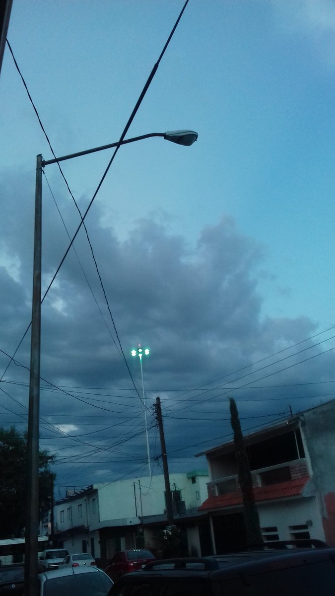 Paredess81's tweet photo. Mas de Dos meses sin funcionar Col.SanRafael calle tabachin ÷ lopez mateos y jacaranda....@CiudadGuadalupe https://t.co/BQFoxxK4xY