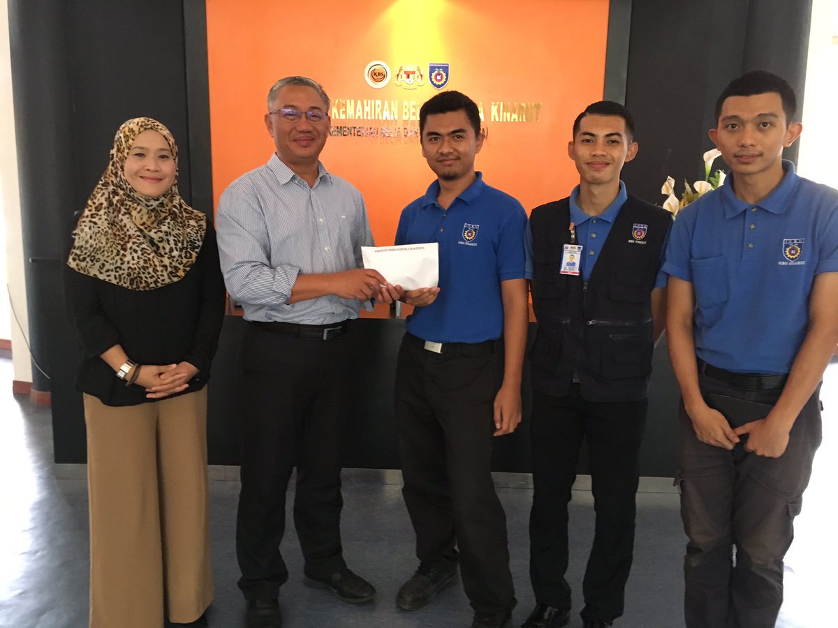 PBSSamarahan's tweet photo. Pengarah Hj Razali Mohamad telah menyerahkan sumbangan kepada pelajarnya mangsa kebakaran @KBSMalaysia @Khairykj https://t.co/nwzqpTbjGX