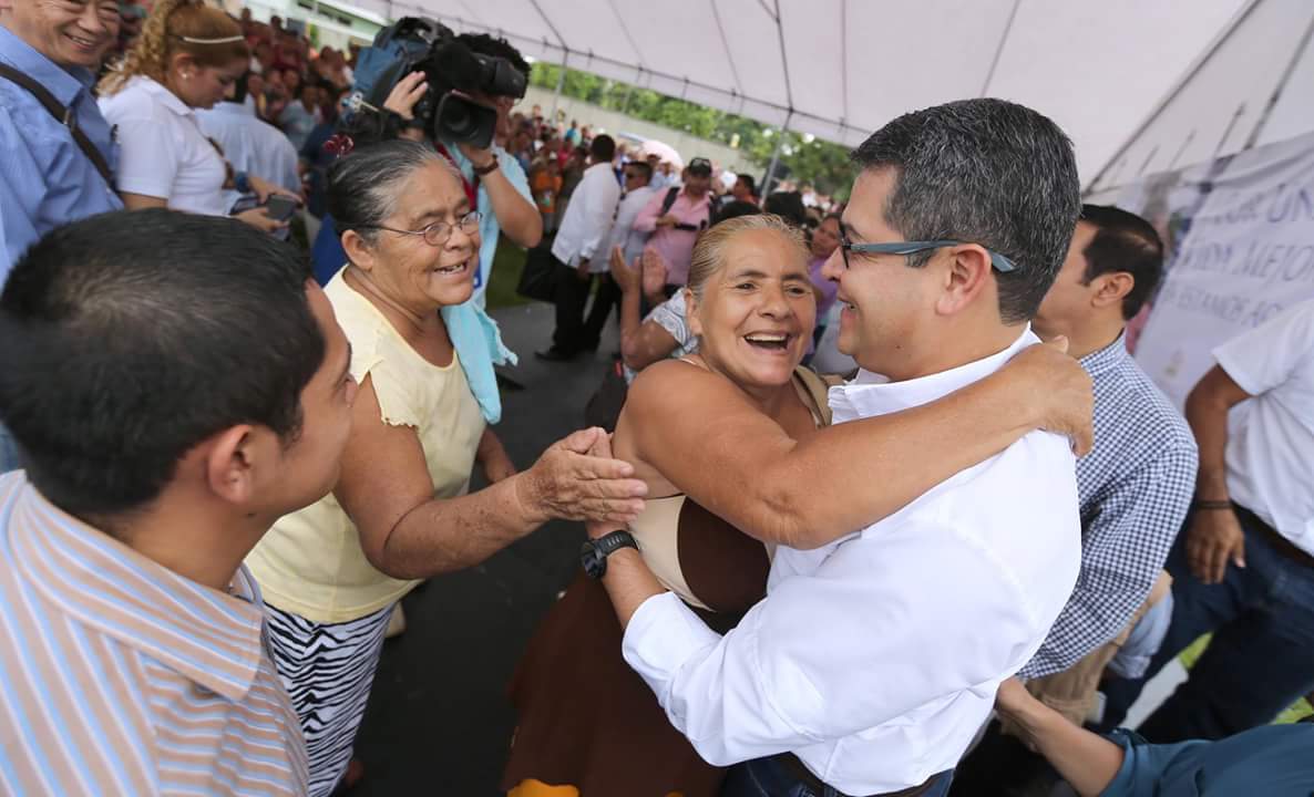 anagarciacarias's tweet photo. @JuanOrlandoH dijo en Choloma que mientras sea presidente #VidaMejor llegará a las casas de familias más necesitadas https://t.co/0mAHLpa8Ex
