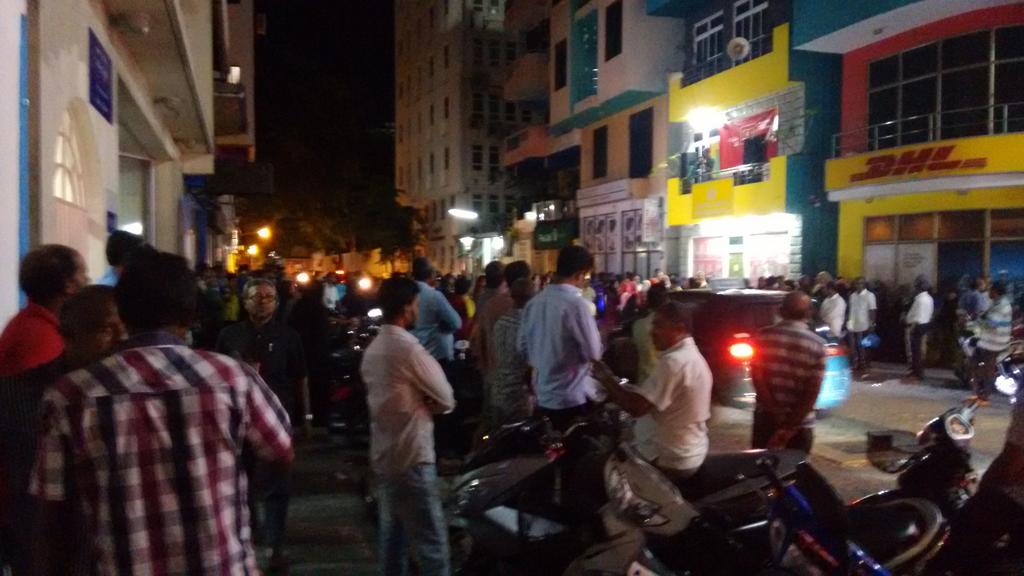 waappey's tweet photo. Yamin ge Verikama dhekolhah rayyithun kuramungendhaa ihuthijaaj ge thereinn. 25August2016 @ MDPOffice SosunMagu https://t.co/0KyyGStsPf