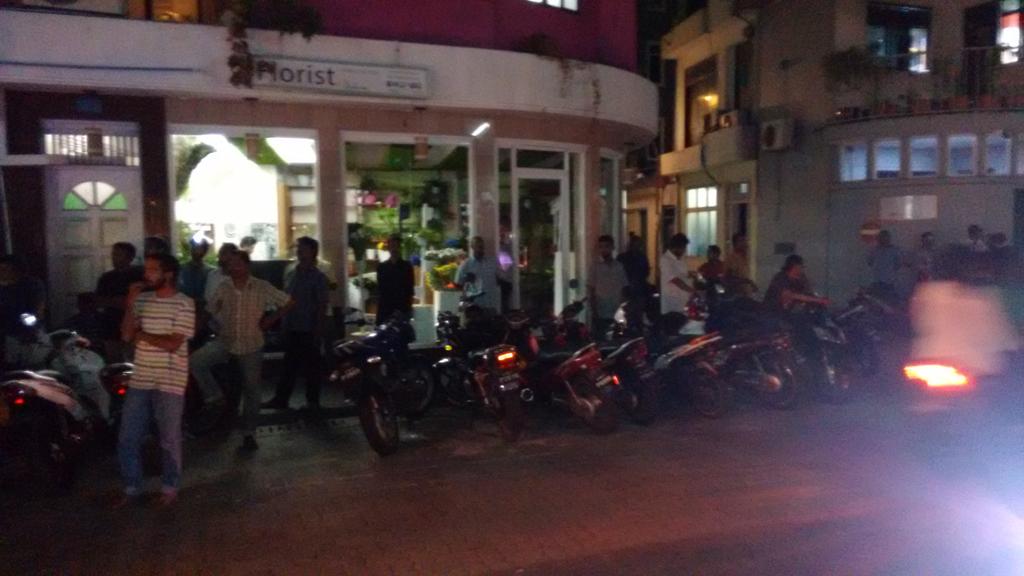 waappey's tweet photo. Yamin ge Verikama dhekolhah rayyithun kuramungendhaa ihuthijaaj ge thereinn. 25August2016 @ MDPOffice SosunMagu https://t.co/6nG22yTunY