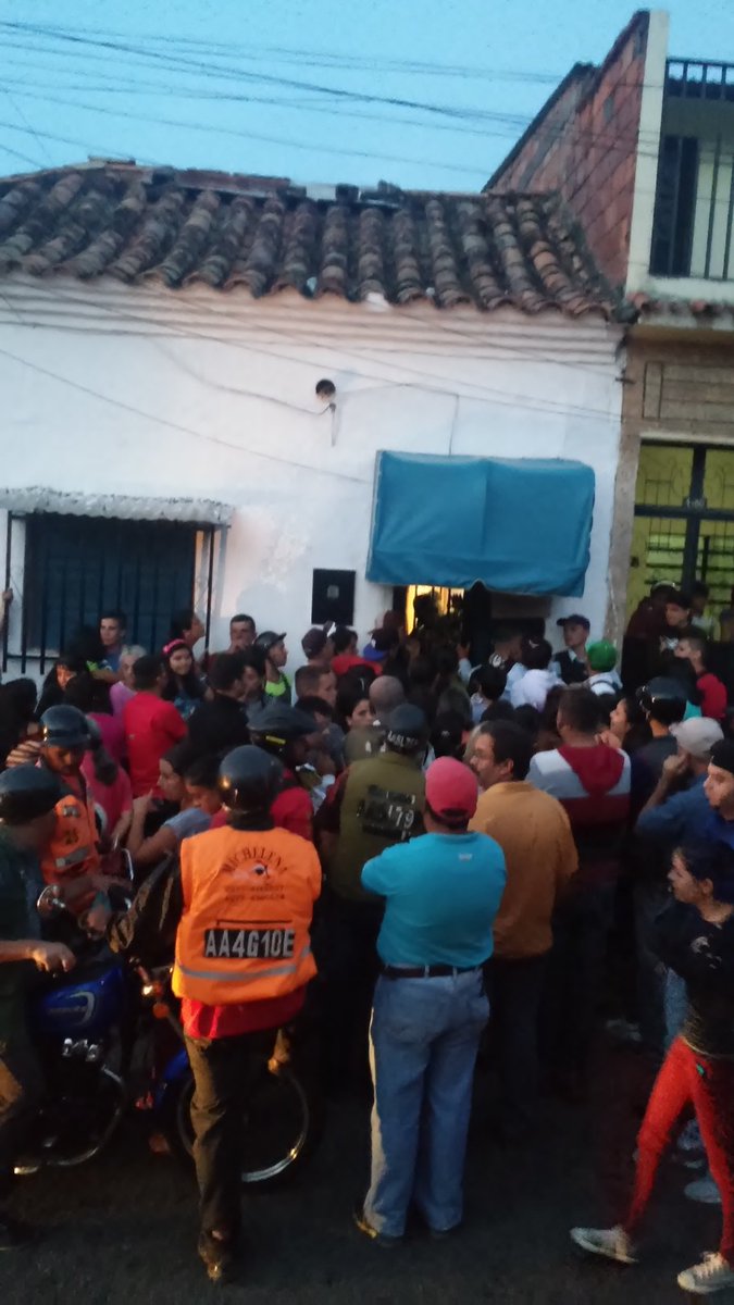 josesat75's tweet photo. @VielmaEsTachira en Michelena Táchira le caen al primer bachaquero, pero hay como 500, hasta militares https://t.co/Pzq4aIZgqy
