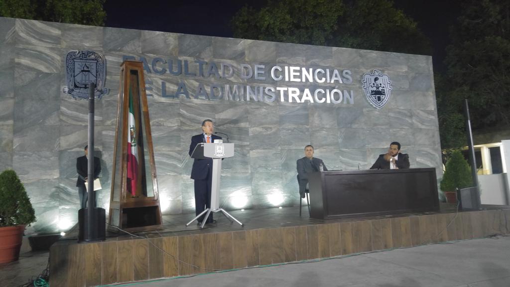 UAdeC's tweet photo. Nuestro rector @BlasFloresD en la clausura de la Semana de Contaduria FCA - IMCP y Colegio Contadores #USaltillo https://t.co/mJdkjhXxJS