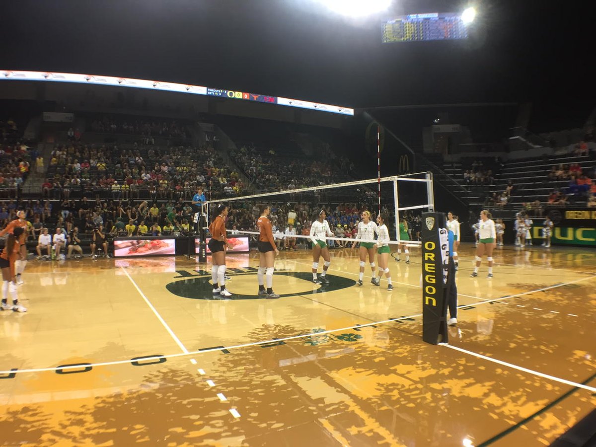 OregonVB's tweet image. Here we go! The 2016 season is underway against No. 2 Texas in the #VERTChallenge! #GoDucks