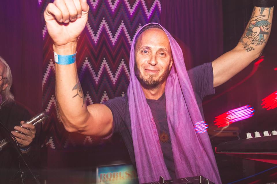 MandapaEvents's tweet image. Producers @CurtisG_ and Diamonds of Kailash dropin the heat at @SpinNightclub. New music from both on Souncloud!