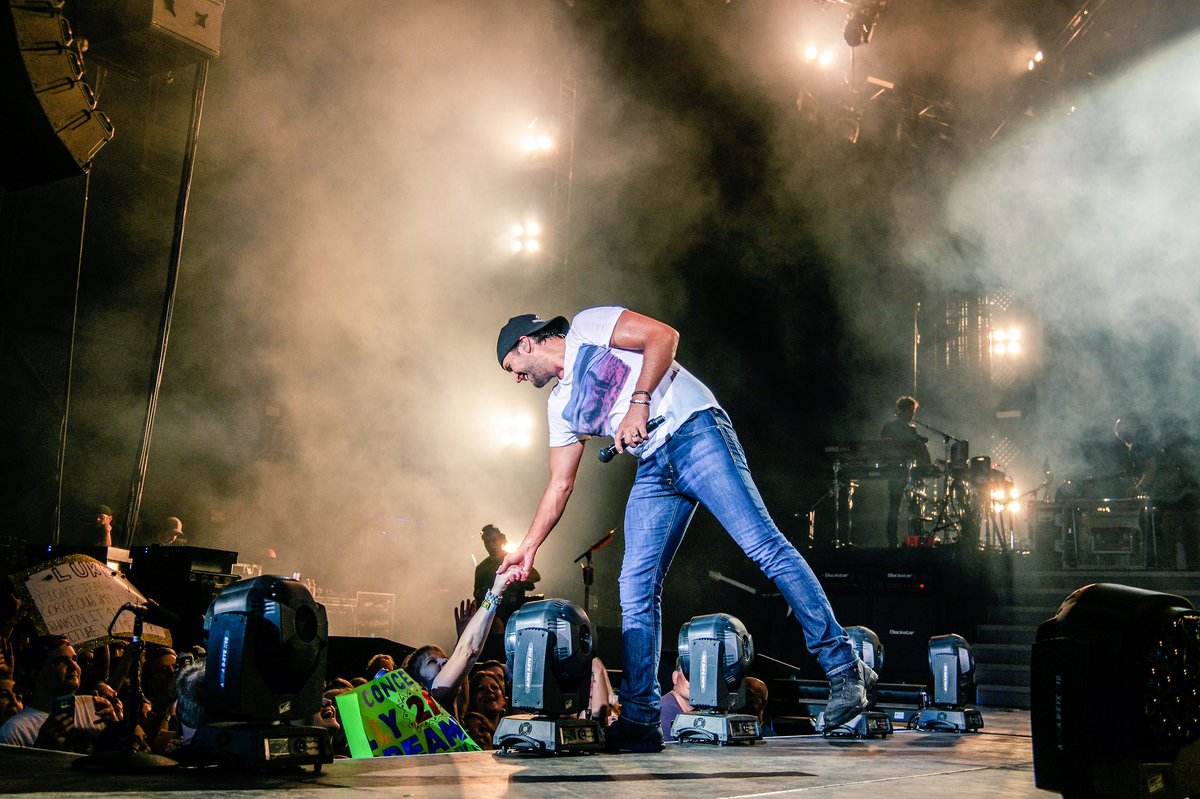 lukebryan's tweet image. #KillTheLightsTour