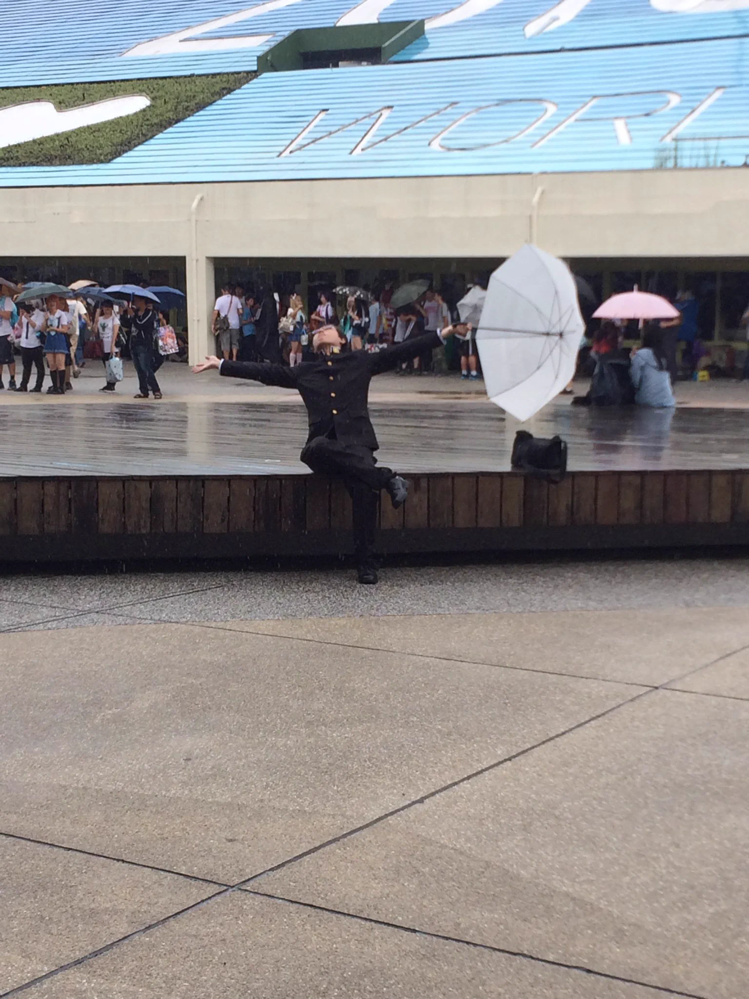 台湾のコミケどしゃぶりでみんな非難ｗｗｗｗでも坂本さんだけは雨を歓迎している？ｗｗｗ