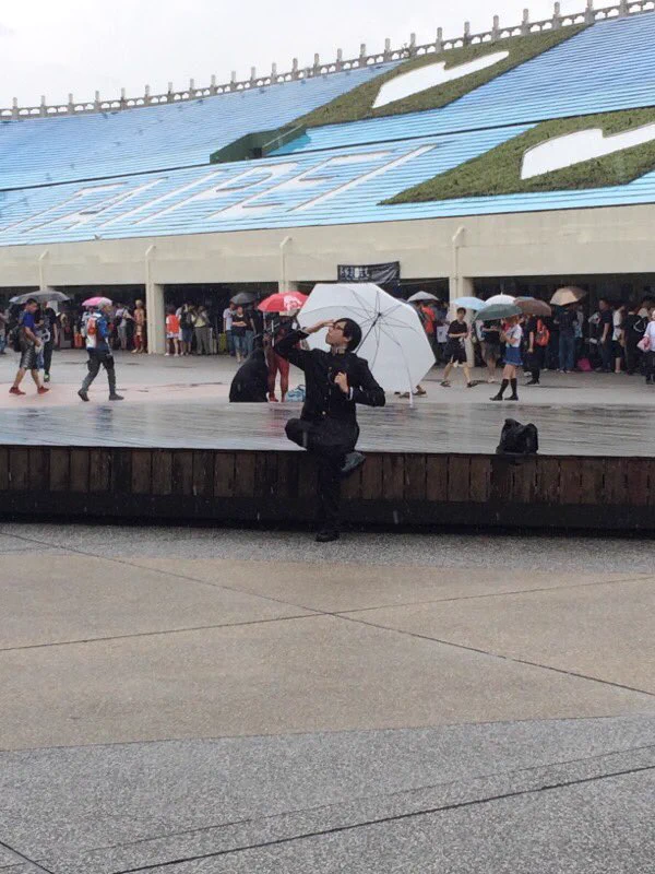 台湾のコミケどしゃぶりでみんな非難ｗｗｗｗでも坂本さんだけは雨を歓迎している？ｗｗｗ