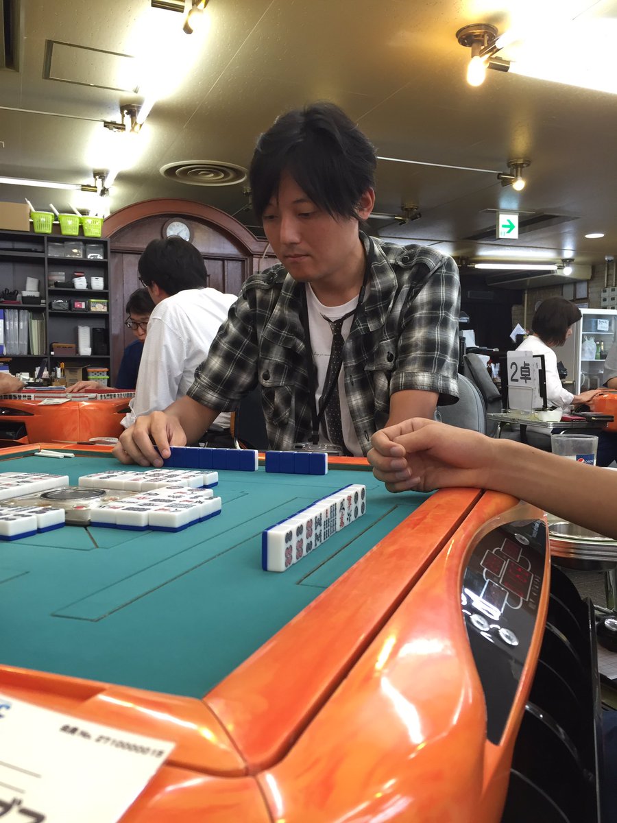まだまだ暑い日が続きますね～。
そんな日は涼しい麻雀エサカで｢ノーレートUMC｣でしょ！
ただいま3卓で闘牌中です！
最高位戦の三橋プロもいますよー♪
ヾ(*´∀｀*)ﾉ