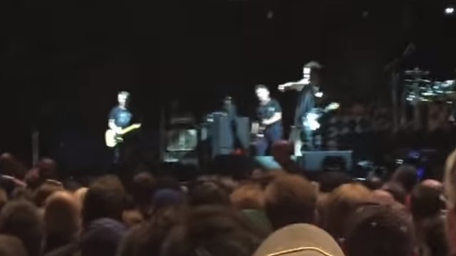 Cooperativa's tweet photo. [Video] El momento en que Eddie Vedder detuvo un show de Pearl Jam para proteger a una mujer https://t.co/UfwW82pICj https://t.co/l2WBrhBVcn