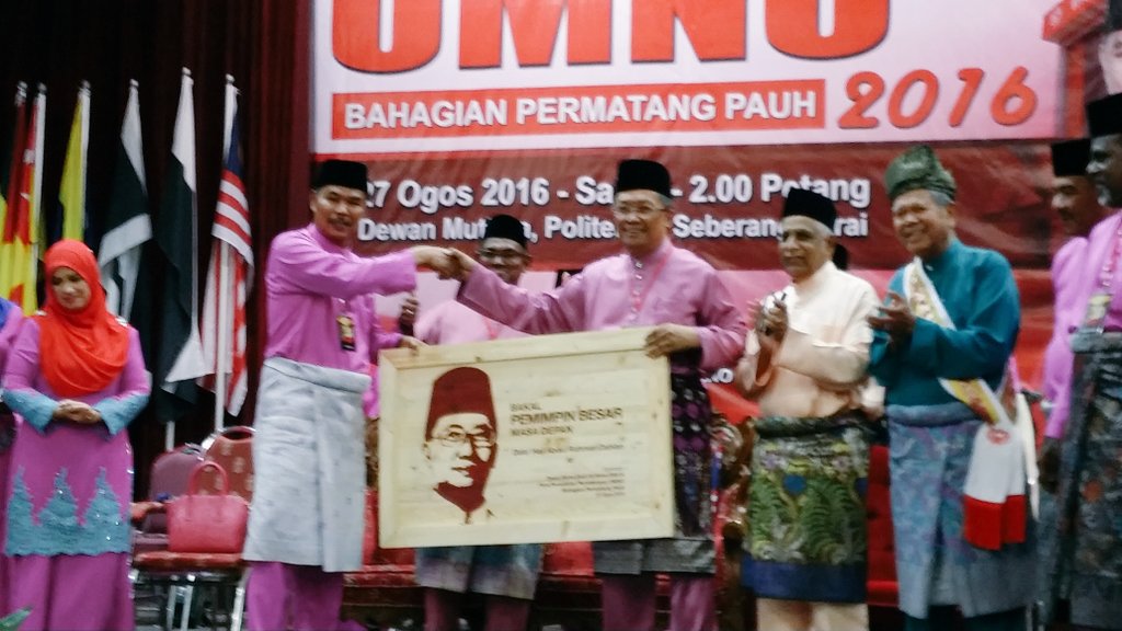 dzaidisaid's tweet photo. Kemeriahan Mesyuarat Perwakilan UMNO Permatang Pauh 2016  hari ini yang segak  berbaju warna purple https://t.co/p69VrbcmVB