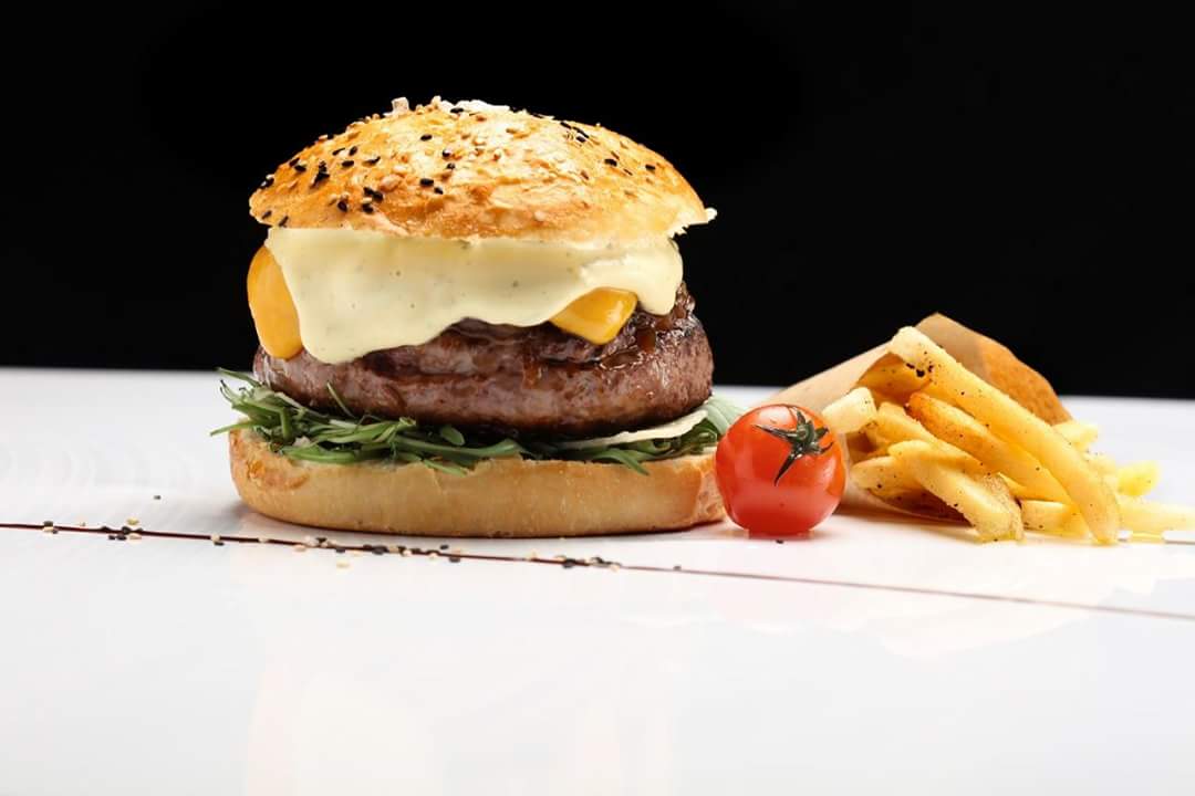 mg_corner's tweet photo. MG-Corner Burger 🍔🍟 #MGCorner ##burger #food #PalmaBeach #Mallorca #restaurant https://t.co/xPVW086BSp