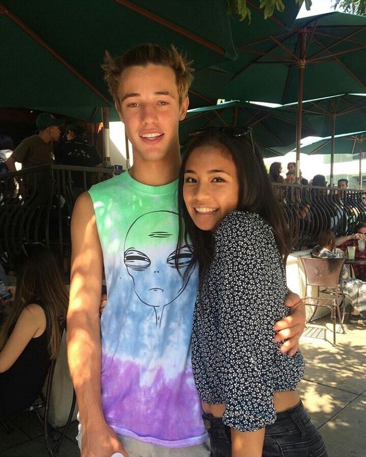 MAGCONUpdates's tweet photo. Photos of Cameron Dallas with fans in Los Angeles, California today. (August 26) https://t.co/SpEn1YTQbC