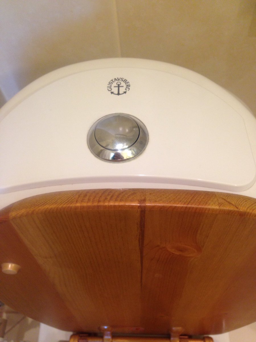 40jours's tweet photo. My mama just took a picture of the toilet of her Estonian hotel room, because we share the same ceramic values! https://t.co/qBgDYeiWUE