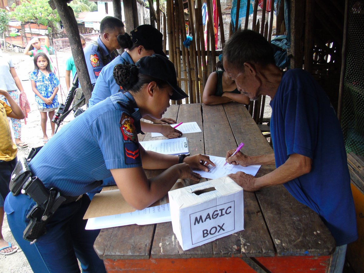 malapatanpnp's tweet photo. House to House Visitation at Prk 2, Brgy Poblacion, Malapatan, Sarangani Province https://t.co/taswKKpXdE