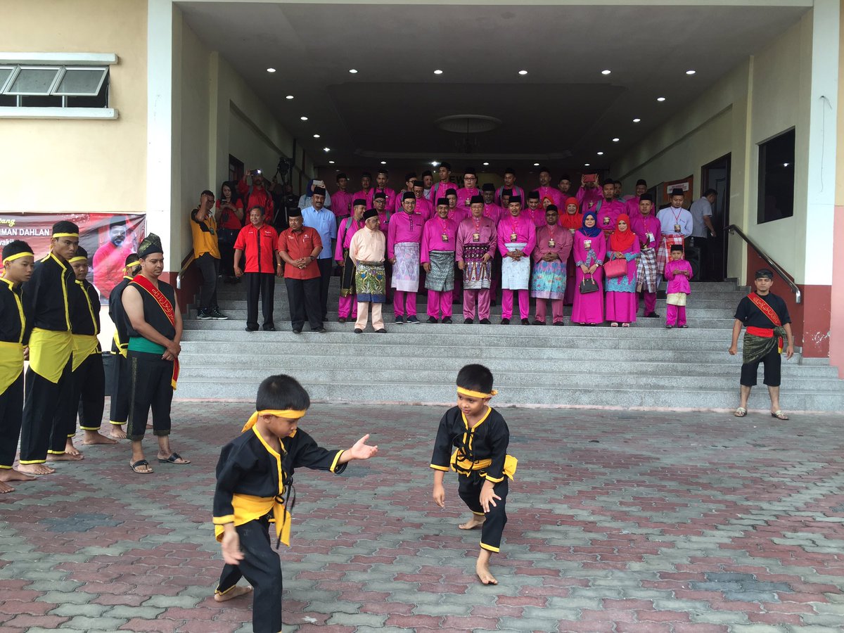 matK_P's tweet photo. Meriah UMNO Permatang Pauh menyambut kehadiran @mpkotabelud @dzaidisaid @GoTeamRD https://t.co/B9lUrFxyLh