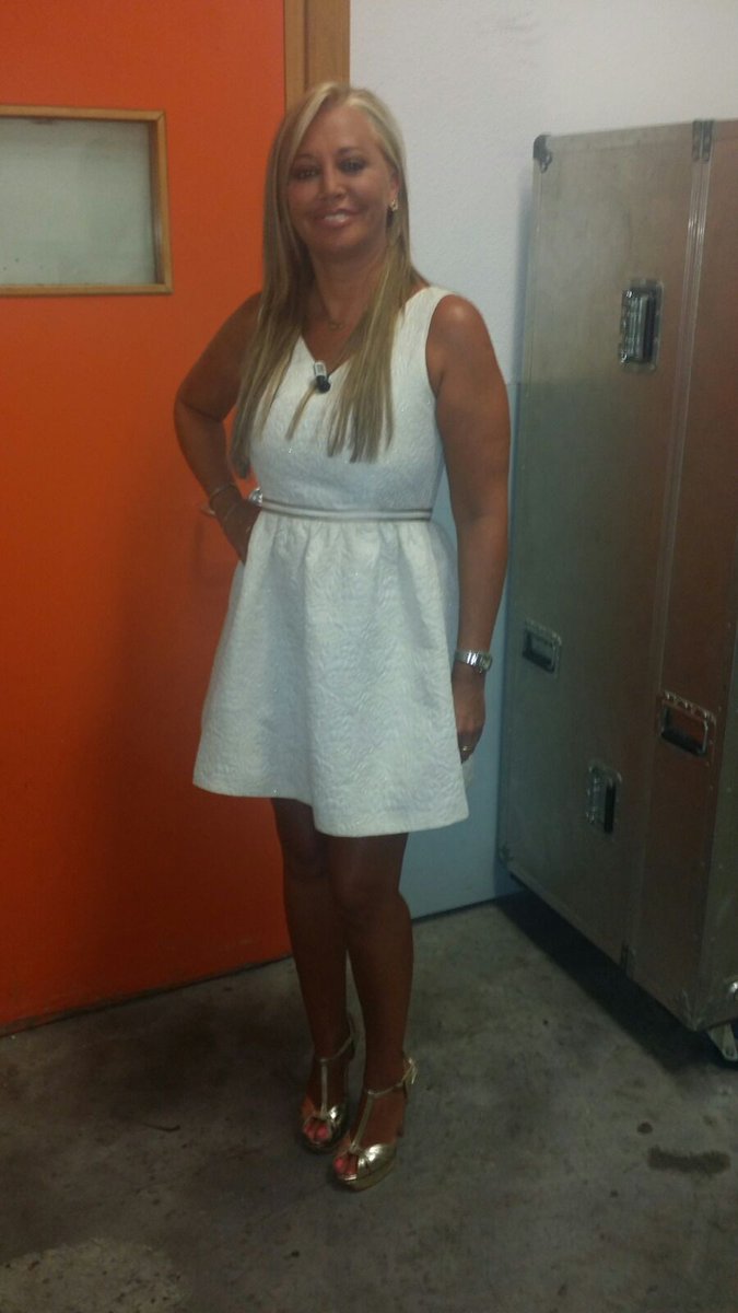 Preciosa ayer en <a href="/SalvameDeluxeT5/">CF SALVAME Deluxe</a> mi chica <a href="/BelenEstebanM/">Belén Esteban</a> con este vestido de Takezo,gracias Ana por tú colección