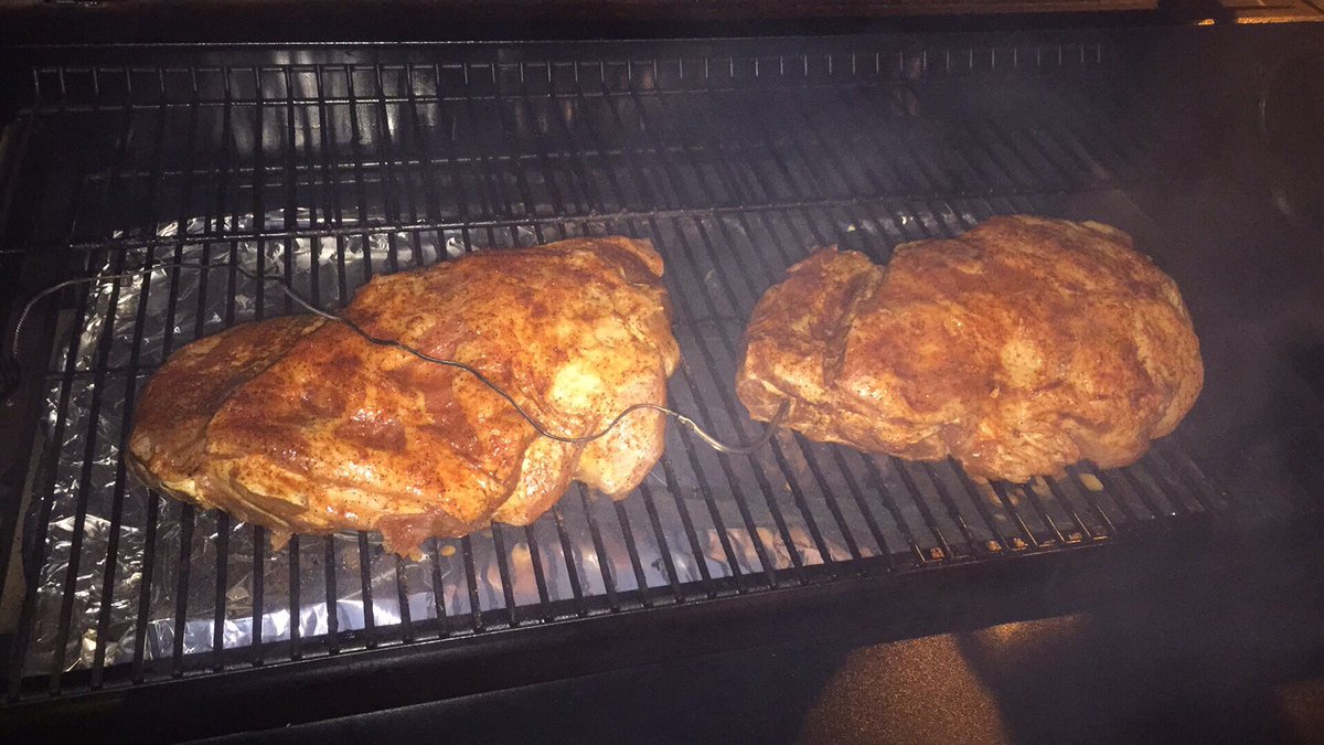 mikeborgic's tweet photo. Shoulders are on! #BBQ #realpigfarming https://t.co/b7n31Xyd1P