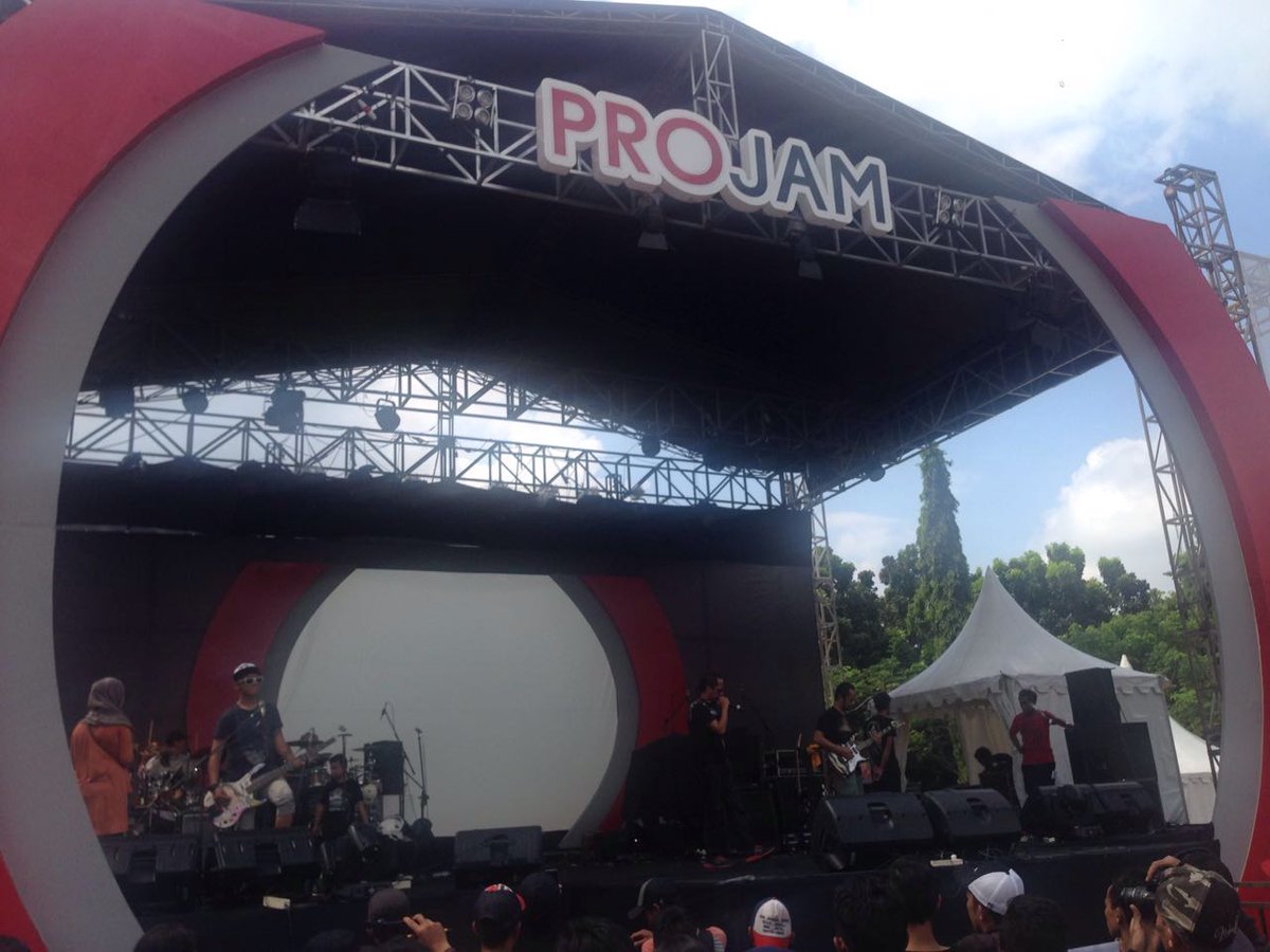 PROjam_ID's tweet photo. Pas band lg checksound nih,nggak keliatan kan kalo dr foto doang?Makanya dateng ke Bekasi! #Projam #Projamfest2016 https://t.co/hF0Tj2HLEo
