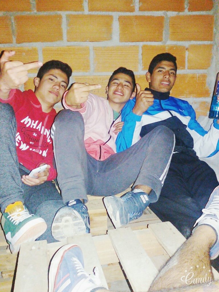 LeguiCASM's tweet photo. Lo lindo que es quedarse en casa y pasarla bien con amigos😌👌 https://t.co/djlmlRB4GD