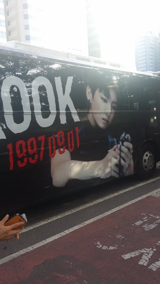 sunshine_0901's tweet photo. #OPPAJKBUS 드디어봤습니다!!진짜 감동의 눈물을 쏟았던ㅠㅠ  버스 진짜 너무 멋있습니다 ♡ 많은분들이 보셨으면 좋겠어용♡ @BTS_twt @JUNGKOOK_UNION https://t.co/KZwy6R8J34