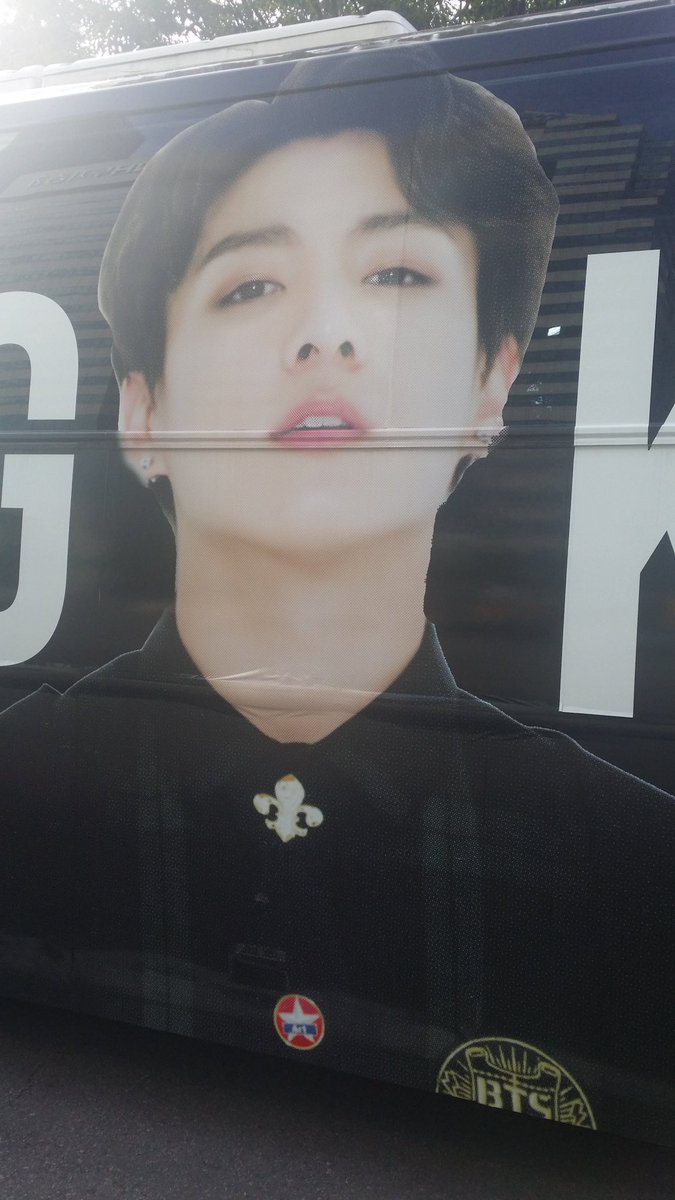 sunshine_0901's tweet photo. #OPPAJKBUS 드디어봤습니다!!진짜 감동의 눈물을 쏟았던ㅠㅠ  버스 진짜 너무 멋있습니다 ♡ 많은분들이 보셨으면 좋겠어용♡ @BTS_twt @JUNGKOOK_UNION https://t.co/KZwy6R8J34