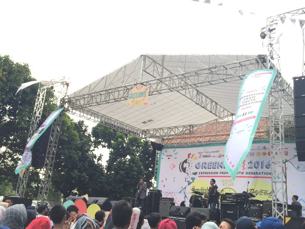 Sekarang giliran FONDU di atas panggung! #GREENIVEFEST2016 🎉