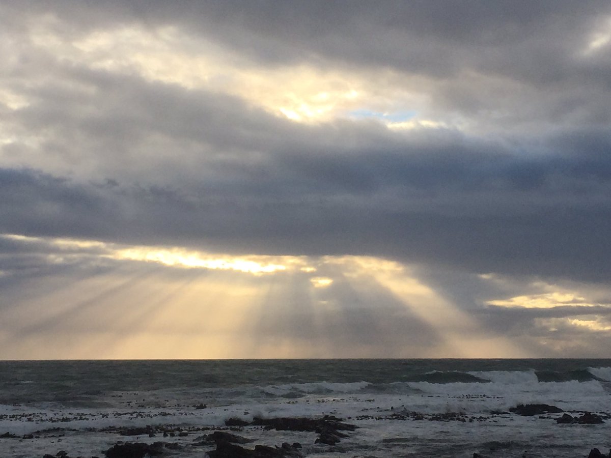 Derick_Cape's tweet photo. I love capturing these...#lightshiningthrough https://t.co/WXEBPGzqOb
