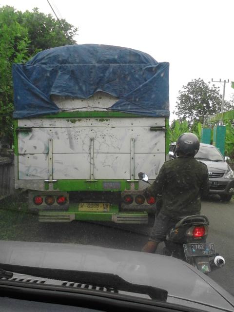 heru_sas's tweet photo. @e100ss Kandangan pasar dan pare ada kegiatan karnaval, jln utama ditutup total, arus dialihkan masuk kampung. https://t.co/7ef0hwOp07