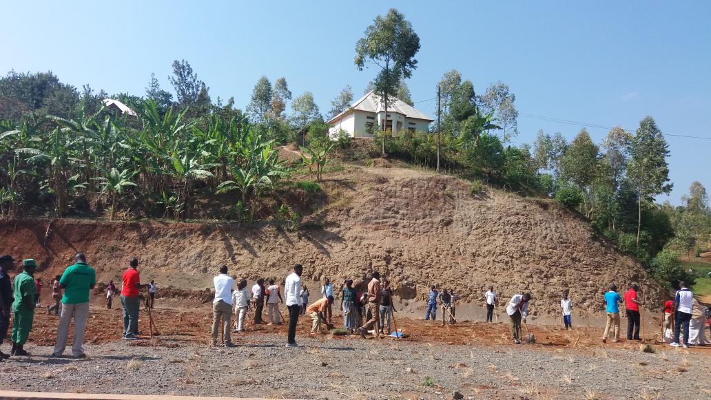 RPFyouth #West Rusizi &amp; Nyamasheke teaming 2gether for a communal work in Nyamasheke <a href="/rpfinkotanyi/">FPR-Inkotanyi</a> <a href="/RpfWest/">RPF West</a>