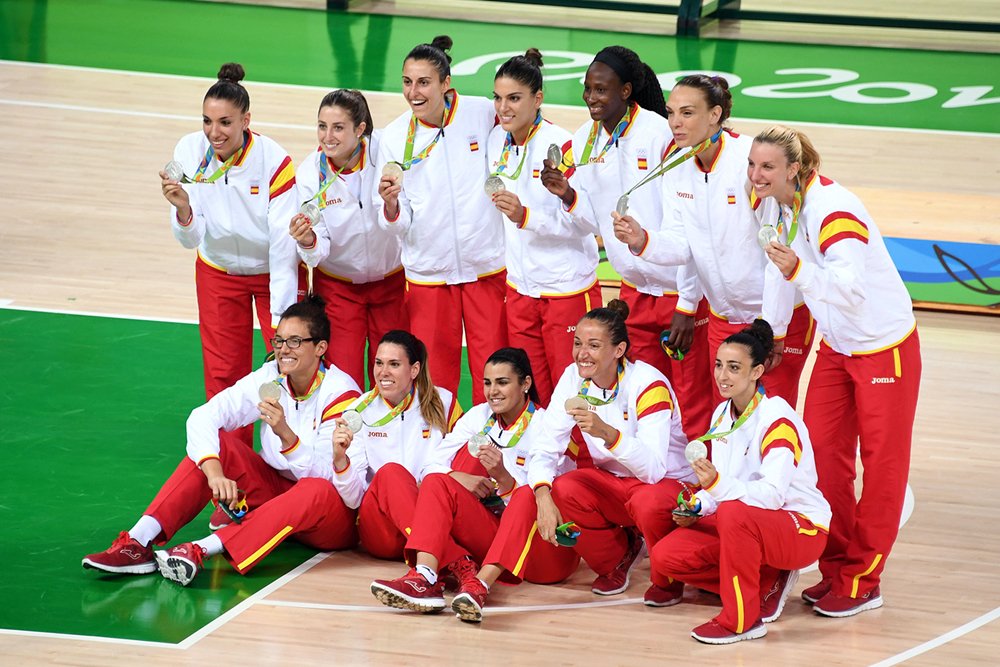 BaloncestoESP's tweet photo. Hace una semana la #SelFEM hizo historia en l#Rio2016. Recuerda esta hazaña https://t.co/SSq2Z5yvKr https://t.co/8qSnxAKEHL