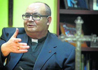 Salvador Rivera dimite como director espiritual del Consejo de Hermandades de Cádiz tudiocesis.wordpress.com/2016/08/27/sal…