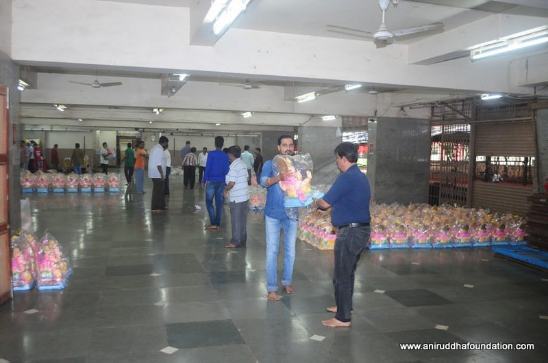 aniruddhaseva's tweet photo. #Ganeshotsav : #Ecofriendly Ganesh idols readied for distribution by #Volunteers of https://t.co/fTrmIv3tac. https://t.co/WmjLE4qHMp