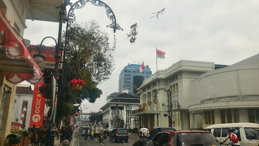 21stDigitalBoy's tweet photo. Tos 3x mention @ridwankamil tp runtah ngagantung keneh d jl.AA, saleresna saha sih nu kedah ngaberesan? @PRFMnews https://t.co/aOcm7F5dcA