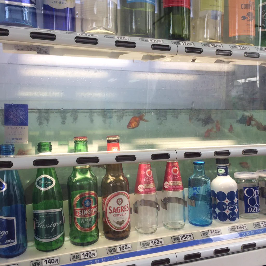 ちょｗこれ何！？電話ボックスや自動販売機、テーブルの中まで金魚が泳いでる郡山市はすごい街だったｗｗｗ