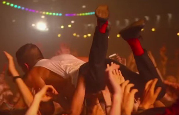 StrifeMagazine's tweet photo. Tyler Joseph crowdsurfs at Reading Festival, loses mask, shoe &amp; shirt (Most of it)
https://t.co/QjcmcYyWUT https://t.co/nBF6envP6v