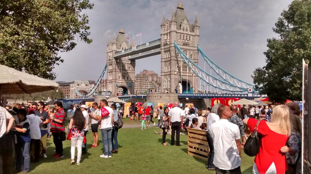 Yellow_Fellows's tweet photo. Got to love London in the summer time #PhFunLondon https://t.co/7rbzHEgl5A