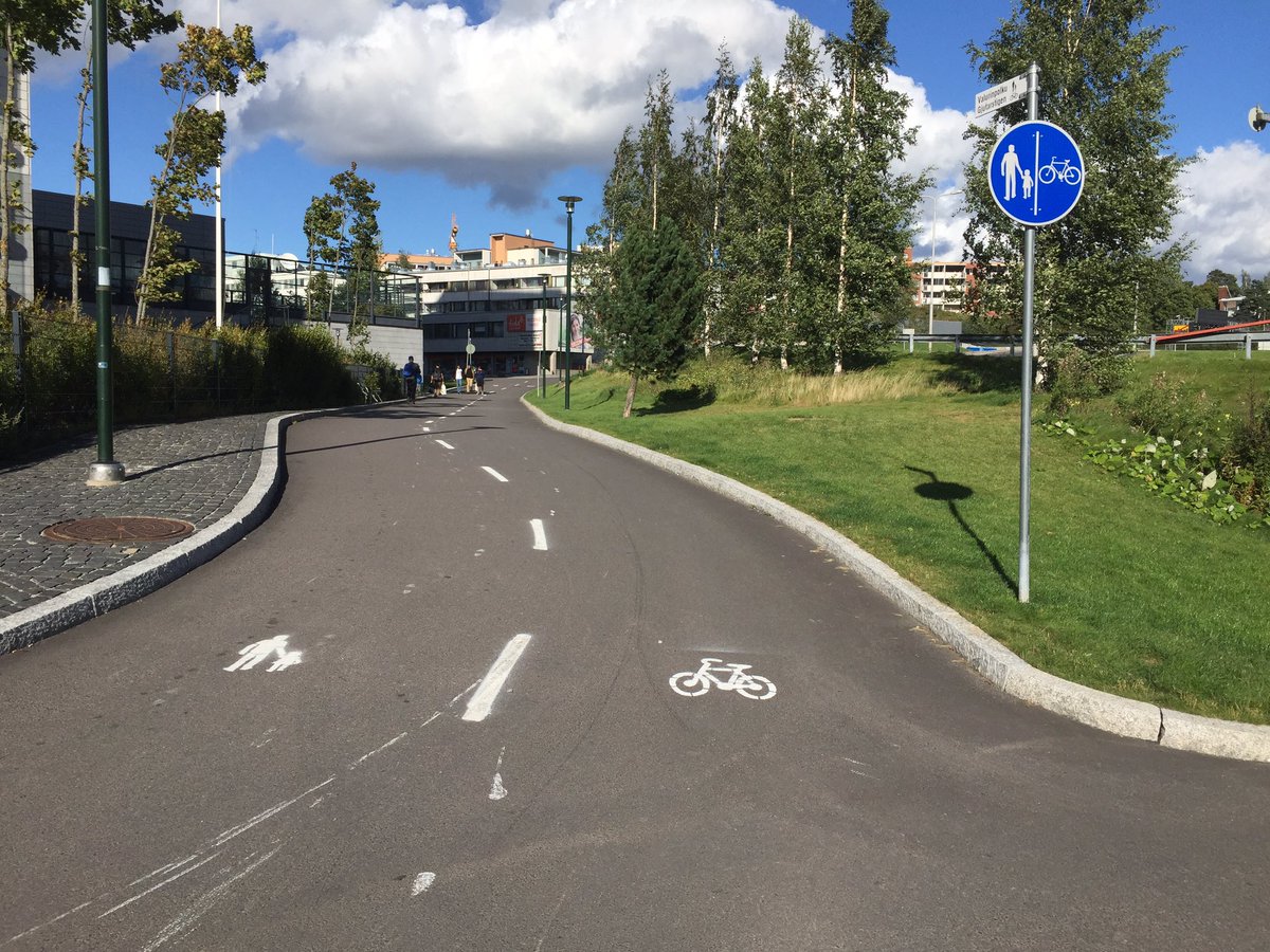 timotm's tweet image. Ilmeisesti @EspooEsbo kaupunki ei tiedä mitä eroa on sulku- ja katkoviivalla, vai onko tämä säästöä? @hepofi