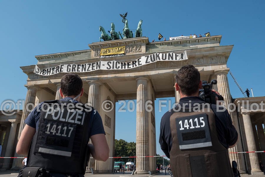Florian Boillot On Twitter Ca 15 Aktivisten D Identitare Bewegung Hat D Brandenburger Tor Besetzt 20 Weitere Am Boden Klein Gegenprotest